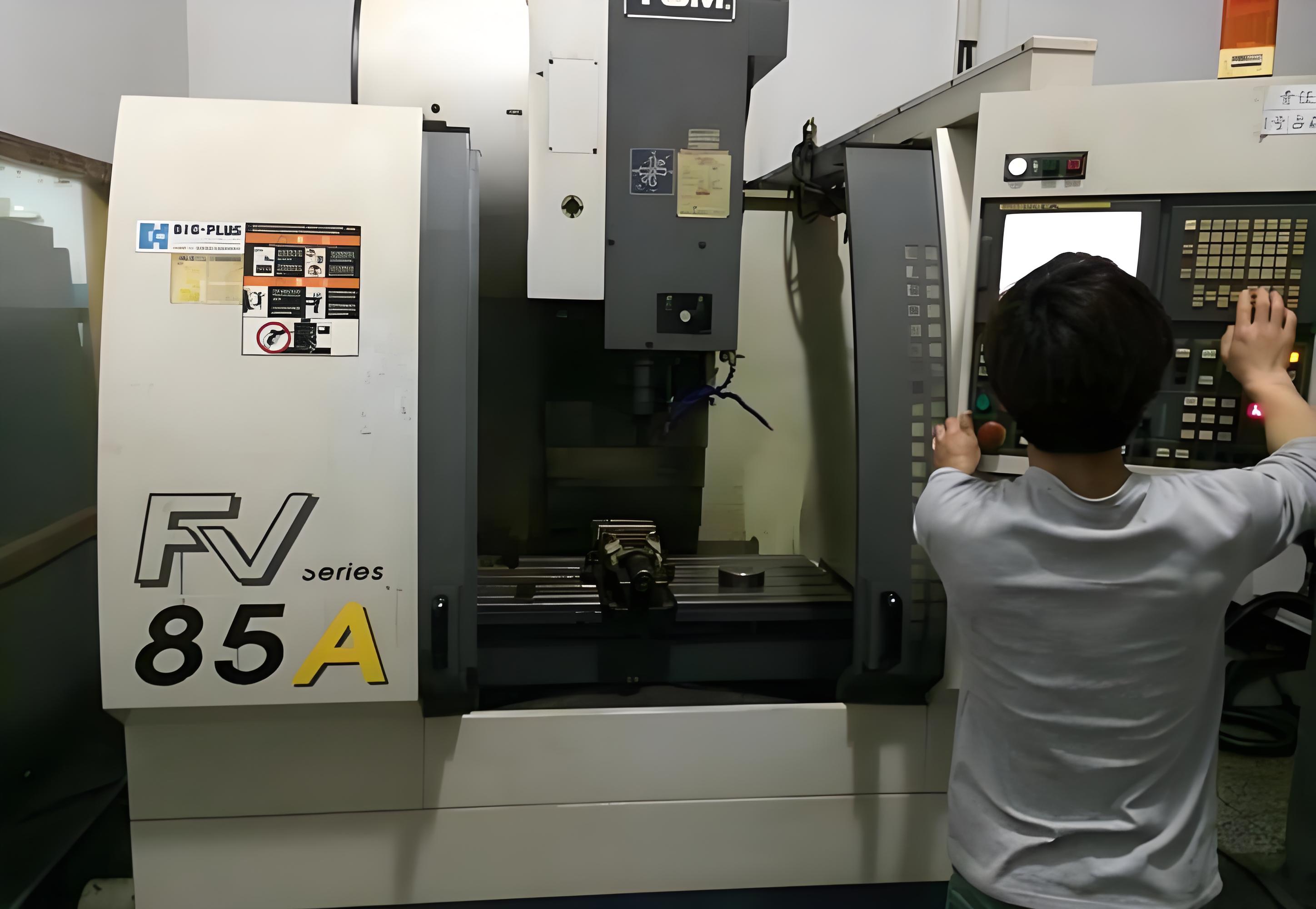 德馬吉磨床主軸維修，主軸軸承卡死拆除更換